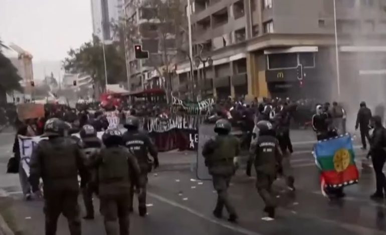 Denuncian agresiones a periodistas durante protestas estudiantiles en Santiago