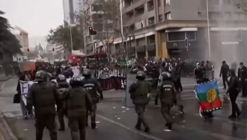 Denuncian agresiones a periodistas durante protestas estudiantiles en Santiago