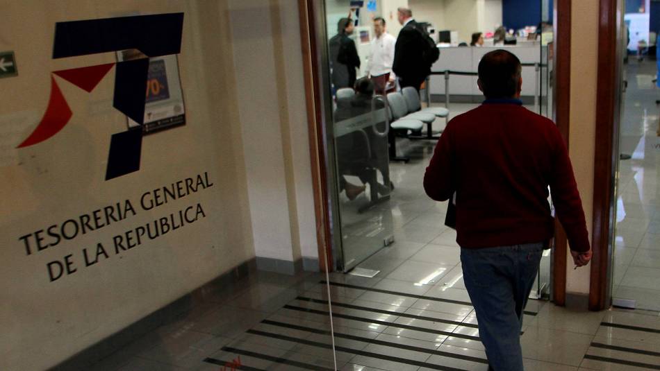 ¿Tesorería sacó dinero de tu cuenta por una deuda CAE? Experto explica qué hacer y cuáles son tus derechos